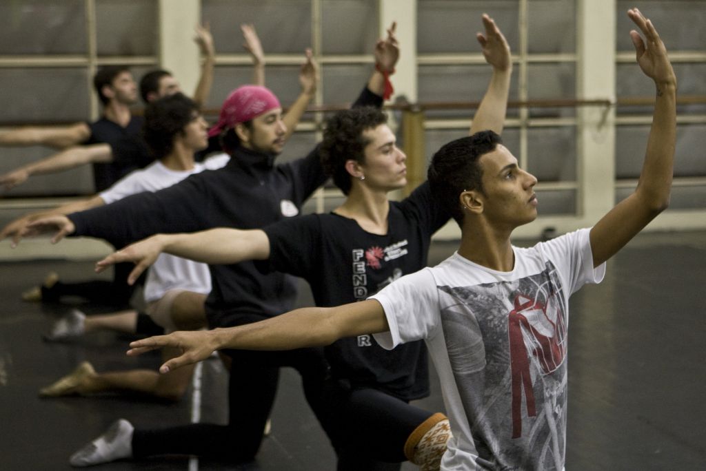 O grupo independente formado por 29 bailarinos desfaz preconceitos por onde se apresenta e ganha aplausos entusiasmados de machões | Fotos: Antonio Costa/Gazeta do Povo