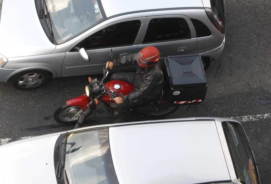 Moto circula entre os carros: mudança prevê proibição da prática, a não ser com carros parados ou em velocidade baixa | Rodolfo Bührer/Gazeta do Povo/Arquivo