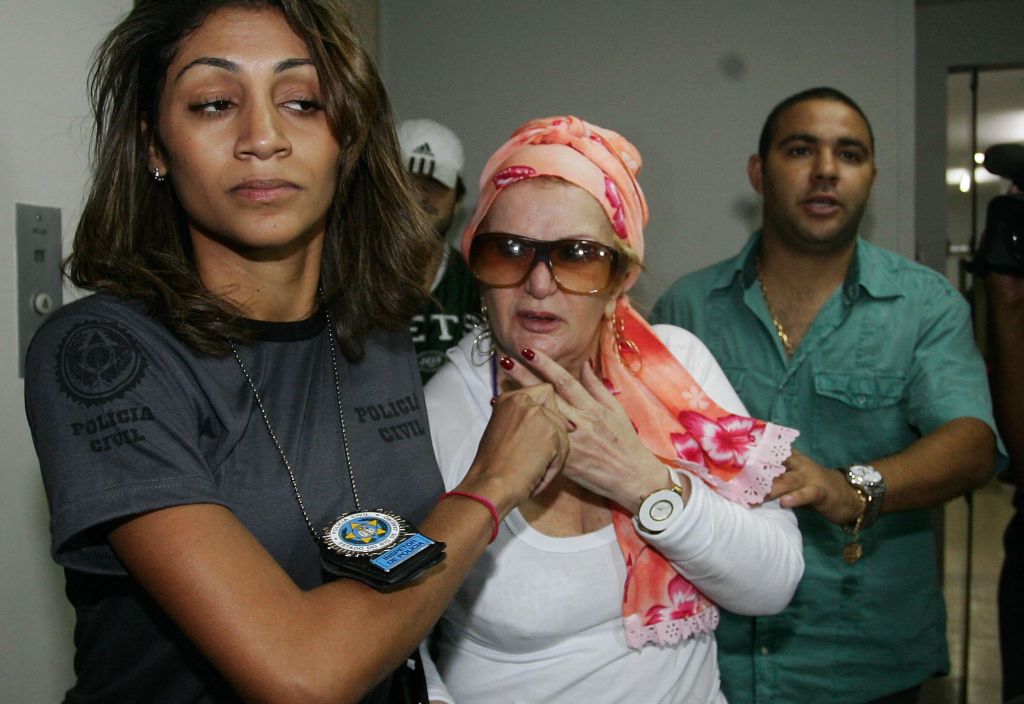 Vera Lúcia Gomes foi conduzida por policiais após se apresentar ao juiz e foi hostilizada por pessoas do lado de fora de Fórum | Fernando Souza/Ag. O Dia