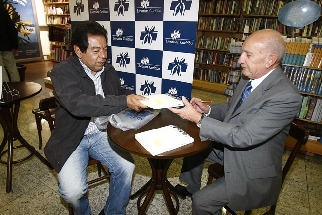 O comentarista esportivo Valmir Gomes (à esq.) foi prestigiar a sessão de autógrafos que o jornalista Ayrton Baptista fez quinta-feira, nas Livrarias Curitiba Megastore do Shopping Estação, de seu livro Quase Só Jornal |