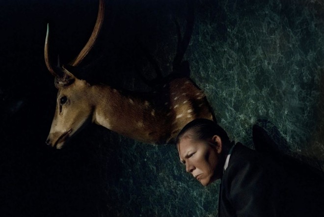 Dirigida por Roberto Alvim, Juliana Galdino atua em Comunicação a uma Academia. Aqui, ela ao lado do alce. Isso mesmo: ela. Não o guarda. |