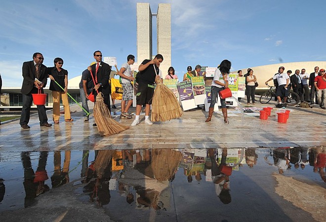 Manifestantes lavaram a calçada em frente da rampa do Congresso para pressionar pela aprovação do projeto Ficha Limpa |