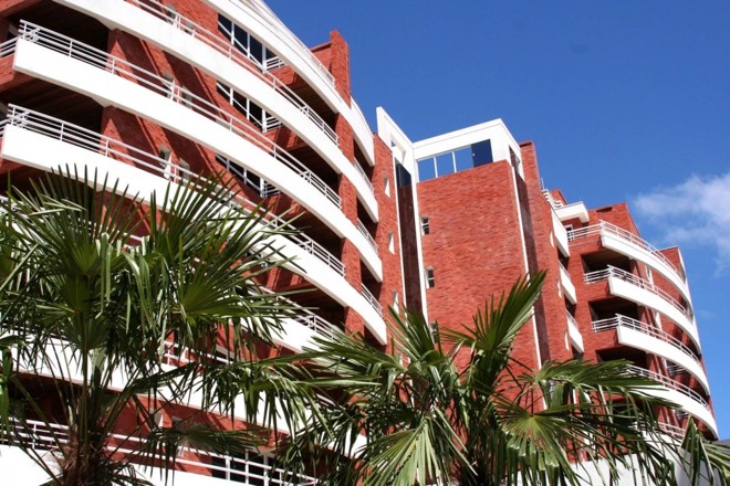 A fachada com pedras de arenito foi uma homenagem do arquiteto Julio Pechman ao vilarejo Monterosso Al Mare, na Itália | Andrea Paccini/Divulgação