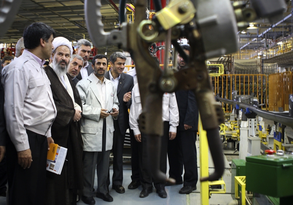 Mahmoud Ahmadinejad inaugura a maior fábrica de carros do Oriente Médio | Reuters