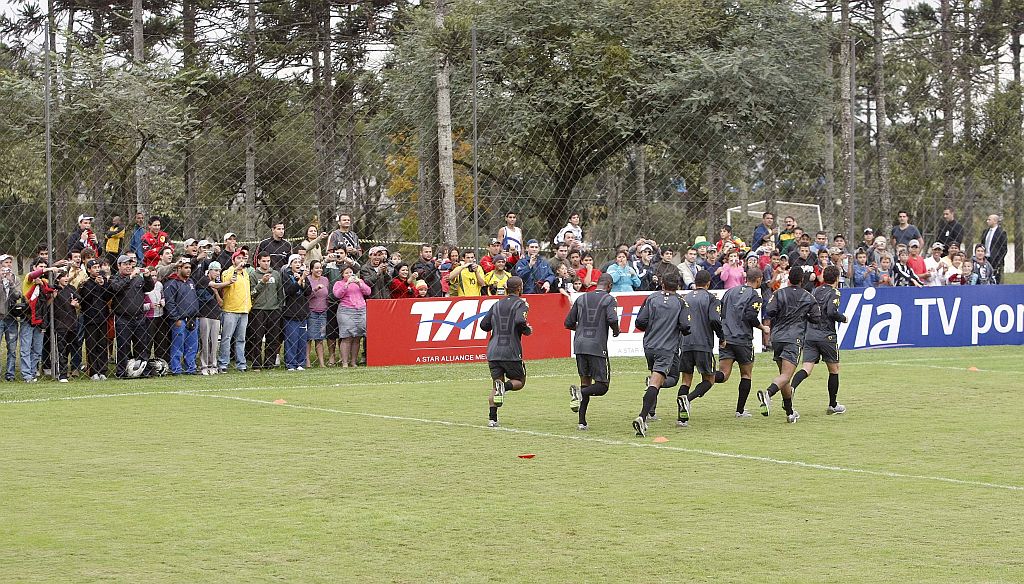 Sortudos do dia: torcedores que faziam vigília em frente ao centro de treinamentos do Atlético ganharam alguns minutos de tietagem com os jogadores. Na ausência de Kaká, Robinho foi o mais ovacionado pelos fãs curitibanos | Valterci Santos/ Gazeta do Povo