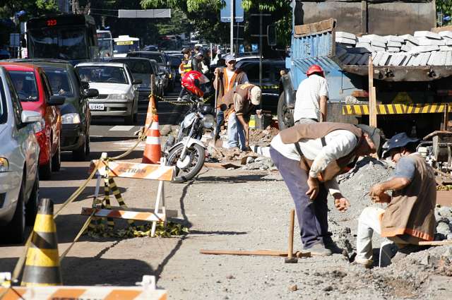 O objetivo da Secretaria dos Transportes (Setran) é de finalizar a adaptação da avenida Brasil, que ganhará uma terceira faixa exclusiva para os veículos que converterem à esquerda | Roberto Furlan/PMM