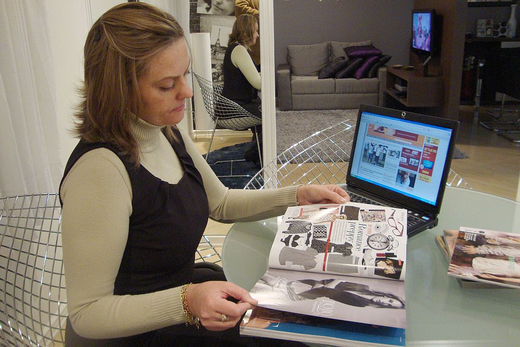 Há um ano a receita do oftalmologista permanece esquecida na bolsa de Gisele. Ela nunca mandou fazer os óculos | Valterci Santos/Gazeta do Povo