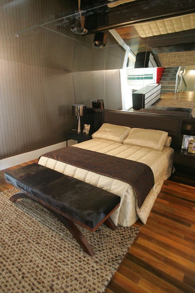 Claudia Guérios usou espelhos para ampliar e cores sóbrias para transmitir a sensação de aconchego no projeto do Quarto de Casal na mostra |