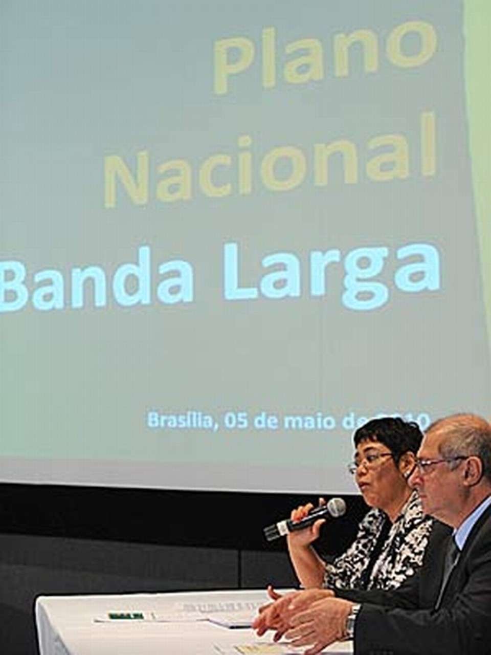 Os ministros Erenice Guerra (Casa Civil) e Paulo
Bernardo (Planejamento) durante lançamento do Plano Nacional de Banda Larga, nesta quarta (5) | Agência Brasil