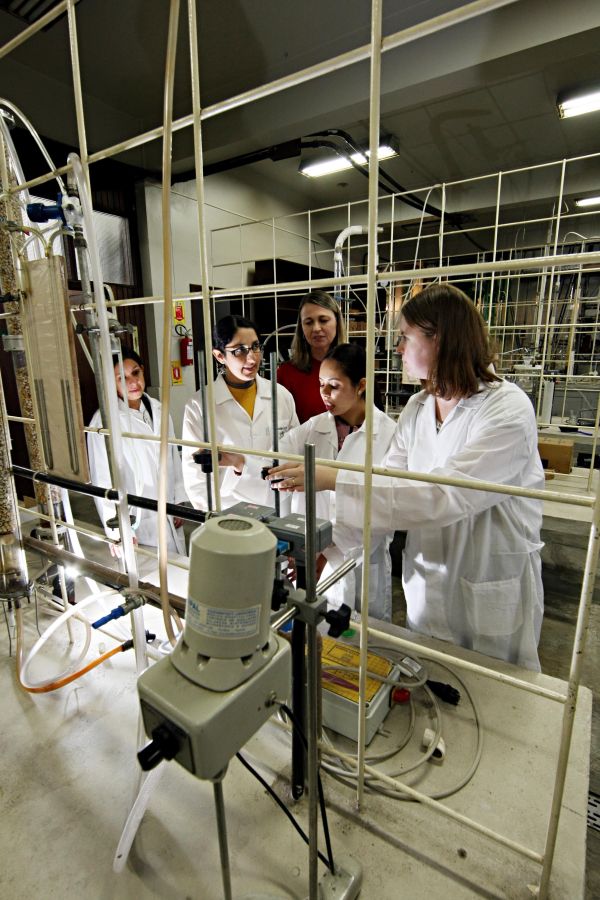 Mestrandos de Tecnologia em Alimentos da UFPR, universidade com o maior número de mestrado e doutorado no Paraná | Albari Rosa/ Gazeta do Povo