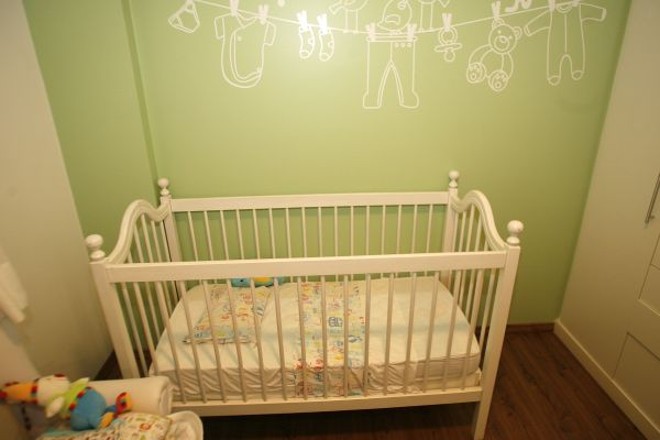 Para não correr risco de sufocamento, a mãe de Lucas deixa o berço sem almofadas |