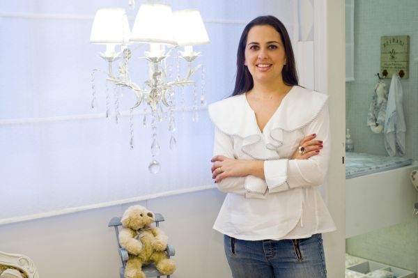 A arquiteta Renata Rosa Sguario estreia na Casa Cor com três ambientes, todos voltados a crianças: Quarto do Bebê, Copinha Gourmet Kids e um Hall infantil. O quarto na foto acima é todo high-tech. A iluminação do berço simula um céu estrelado | Rodrigo Ramirez