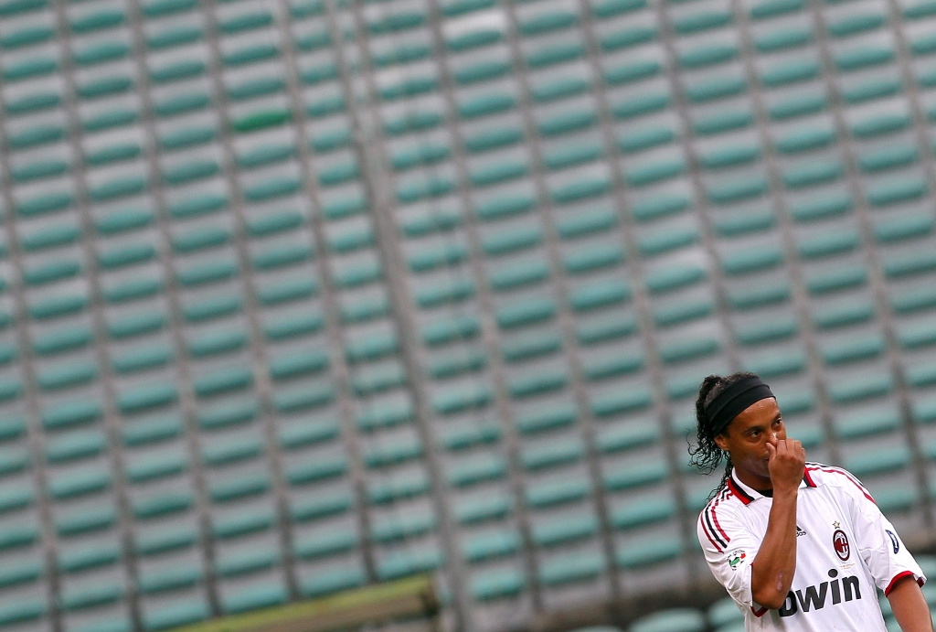 Ronaldinho Gaúcho em ação no fim de semana contra o Genoa, pelo Campeonato Italiano. Em jogo com portões fechados, meia jogou mal e o Milan perdeu por 1 a 0 | Fabio Muzzi/ AFP