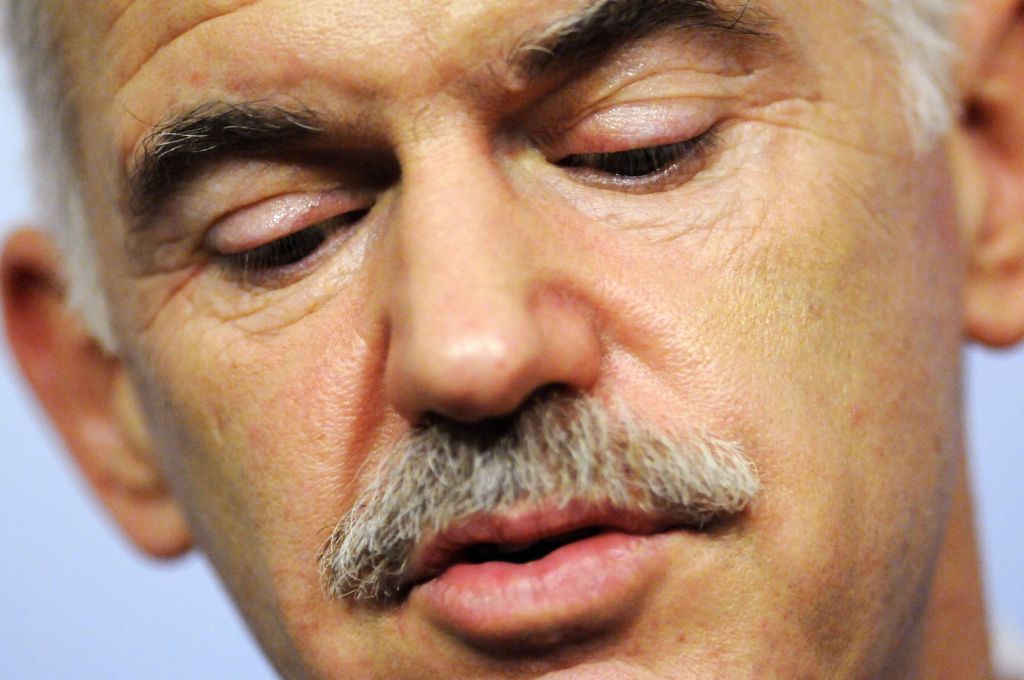 A UE foi lenta para perceber que o ataque dos especuladores contra a Grécia foi o último estágio de um ataque contra outros países e ameaçou a estabilidade da zona do euro.
George Papandreou, primeiro-ministro da Grécia | Jonathan Ernst/Reuters