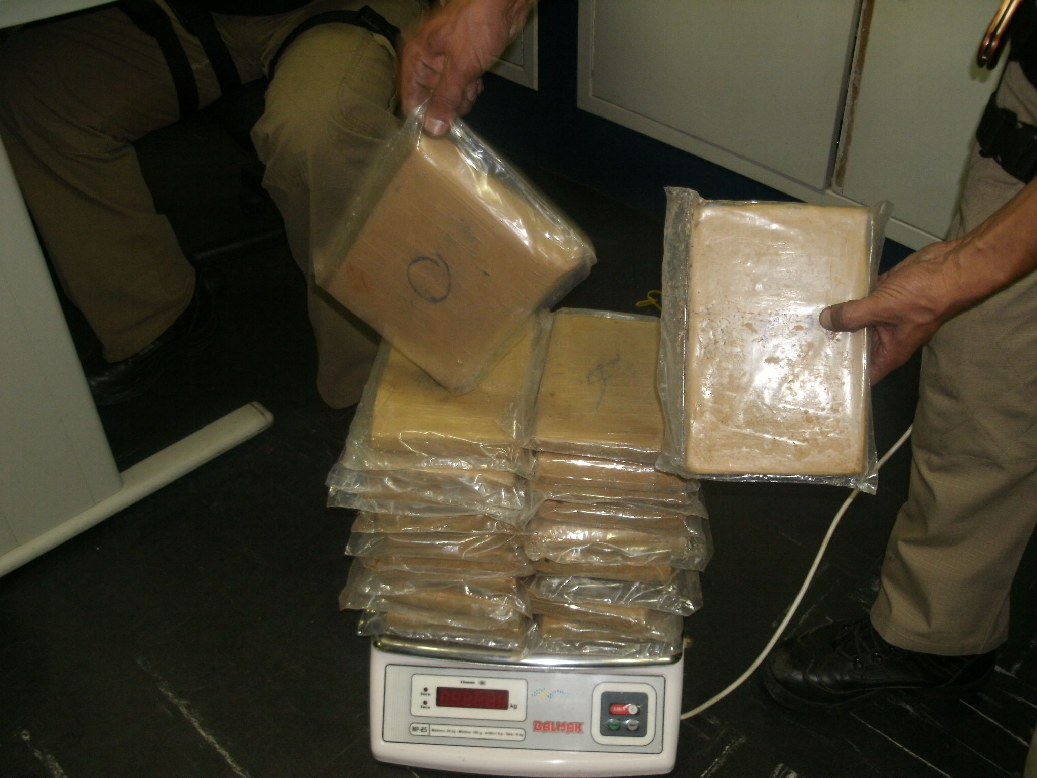 Droga foi embalada a vácuo para disfarçar o cheiro | Divulgação/PRF