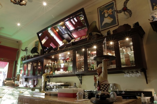 Detalhes do Café Metrópolis: espelhos para ampliar o ambiente... |