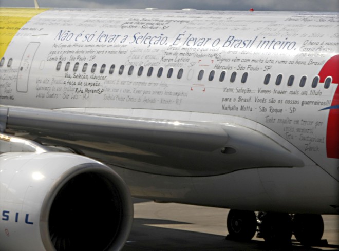 Avião que vai levar a seleção para a África do Sul no pátio aguardando a equipe de Dunga |