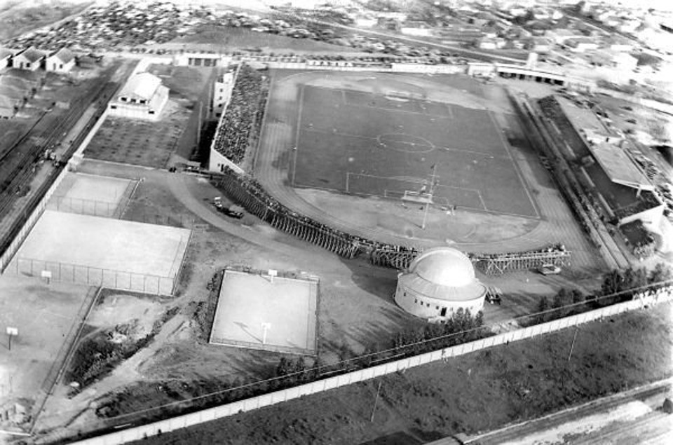 Sete momentos da Copa de 1950, no Durival Britto e Silva, e o relógio, única parte do estádio que resistiu às diversas reformas | Acervo Cid Destefani