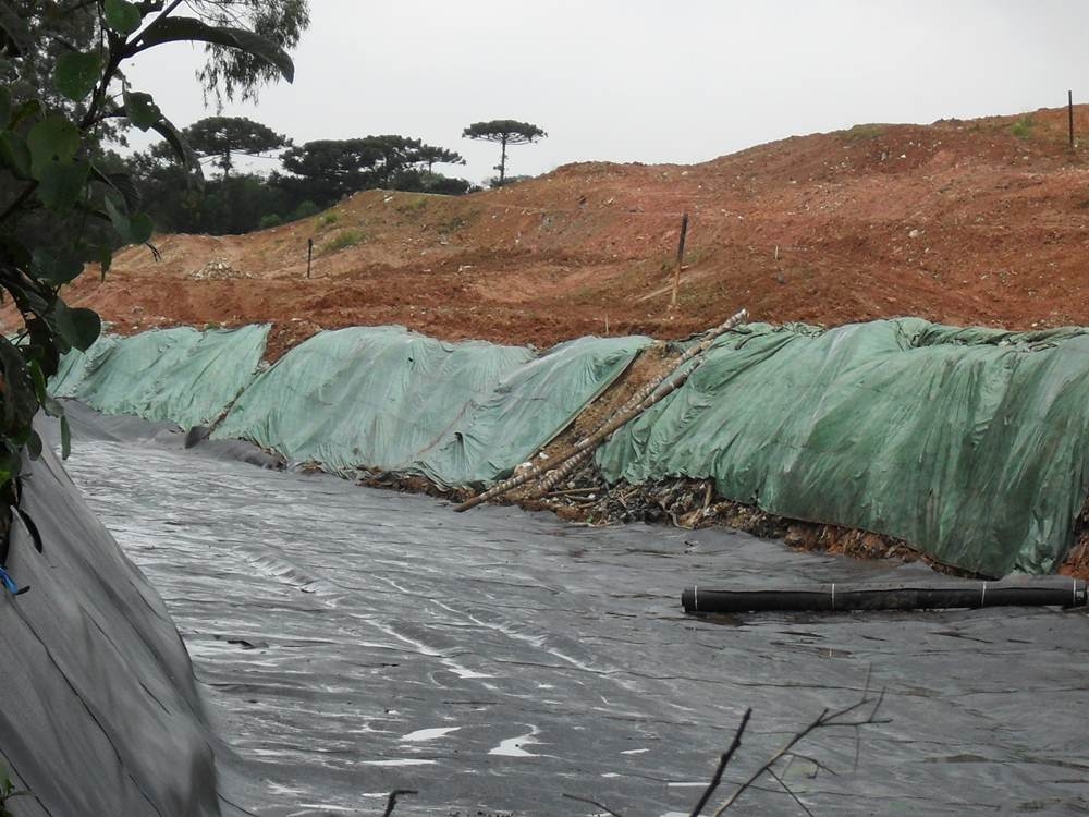 Lonas recobrem rua no interior do aterro: segundo moradores, terreno está sendo preparado para receber lixo | Divulgação
