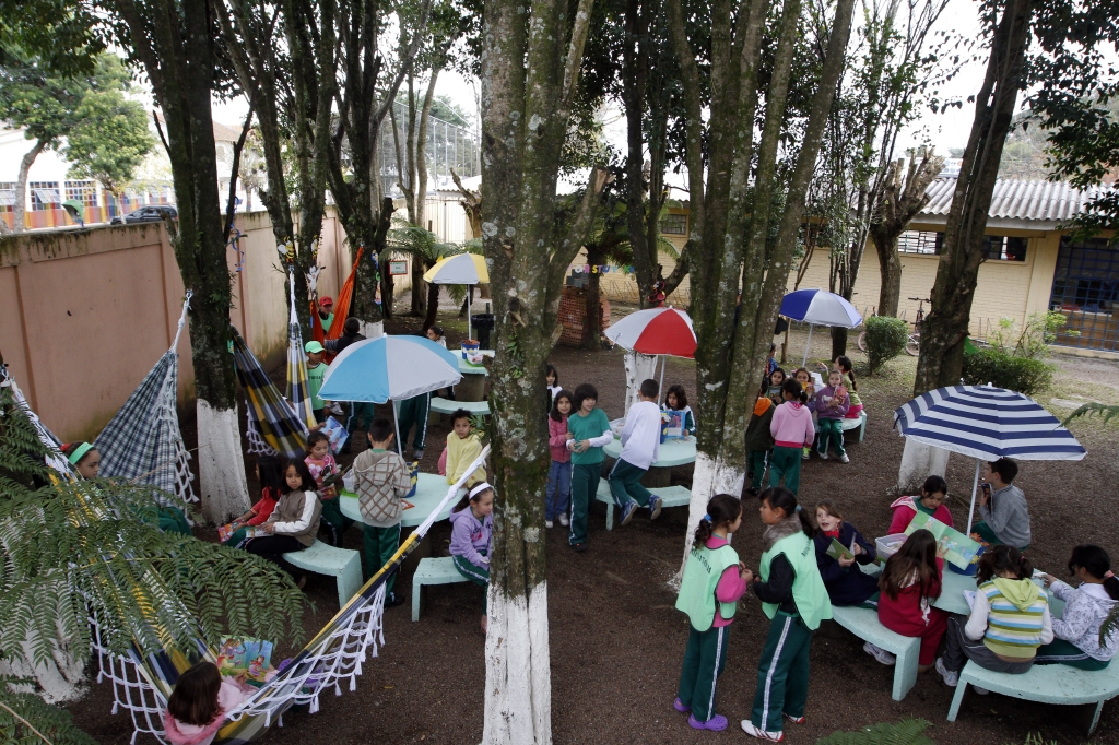 Com menos de R$ 500, escola municipal de Curitiba transformou bosque pouco usado em espaço dedicado ao prazer de ler | Daniel Derevecki/Gazeta do Povo