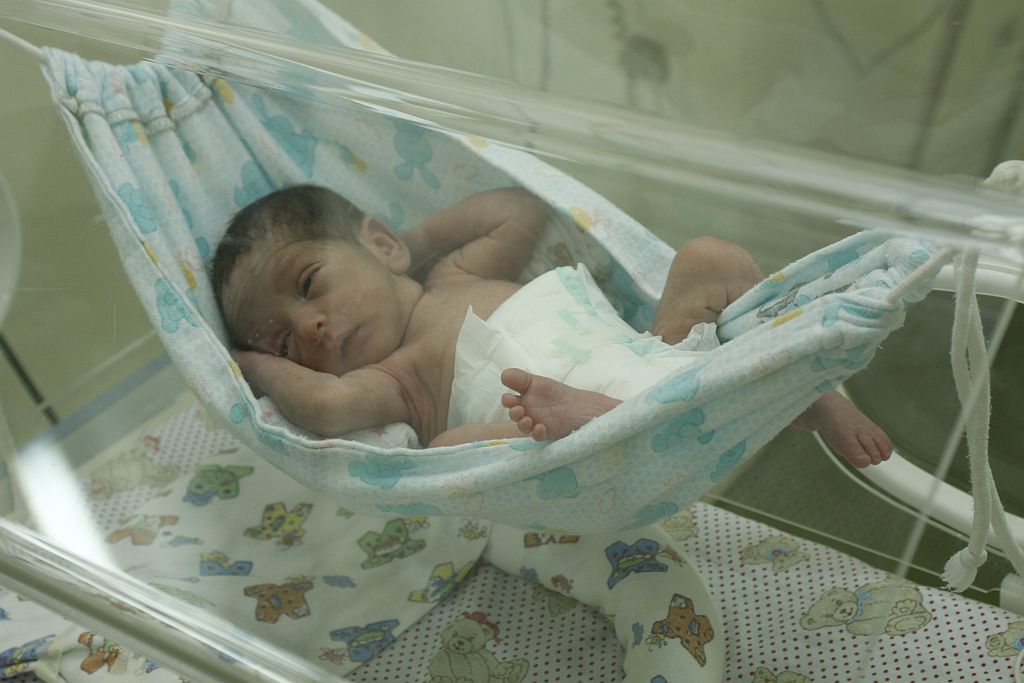 Aconchego e embalo na rede acalmaram os bebês da UTI neonatal do Hospital Universitário de Maringá (HUM) | Serviço audiovisual do HUM.