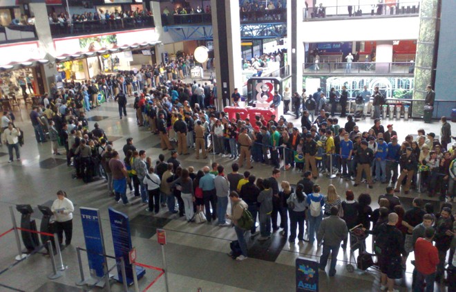 Torcida marca presença em grande número no aeroporto Afonso Pena |
