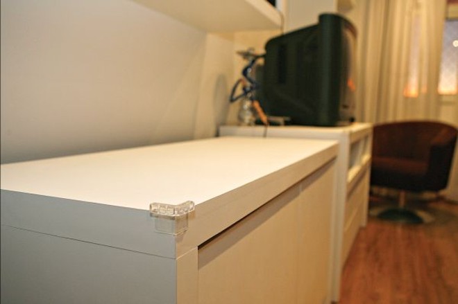 Cantoneira de silicone evita machucados em caso de batida |