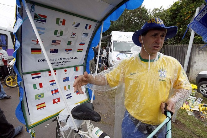 Magrela - O agente de trânsito Marcelo de Santana Pinto apareceu com uma bicicleta incrementada ontem no CT do Caju, toda decorada com temas da Copa do Mundo. O investimento para a magrela ficar no clima do Mundial foi de aproximadamente R$ 1 mil.