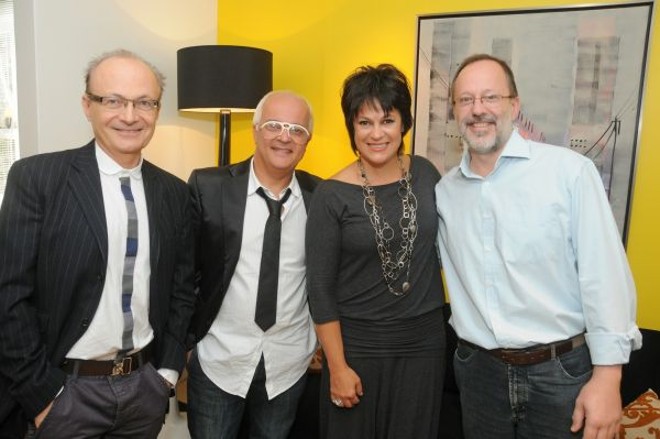 Eliane Macedo recebeu profissionais da decoração para almoço de apresentação da coleção 2010 de móveis, peças e objetos da Kraft. Uma das linhas de movéis, produzida em bambu, é assinada pelo designer curitibano Paulo Foggiato (à dir.). Também na foto, o arquiteto Orlando Busarello (à esq.) e o designer de interiores Lupercio Manoel e Souza | 