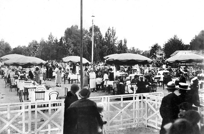 O parque mais antigo de Curitiba anda com sua frequência de público em baixa. Nas décadas de 1970-80, a juventude fazia ali o seu ponto de encontro  principalmente aos sábados, quando a prefeitura promovia apresentações artísticas, o que fazia o Passeio Público vibrar com o burburinho alegre da mocidade. Hoje, o velho Passeio parece ser o filho enjeitado no que toca em atrações que reúnam a população. Foto de uma festa no Passeio Público, em 1912 | 