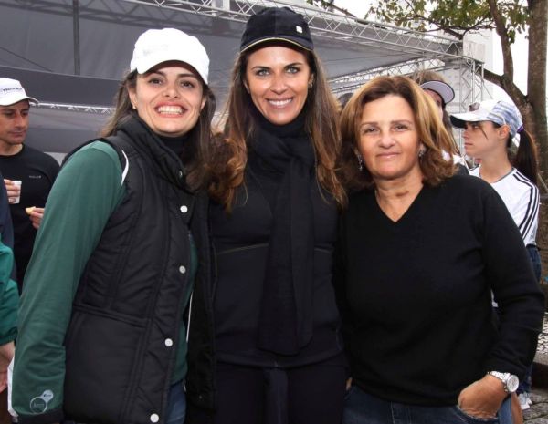 Adriana Cardoso e Simone Soifer (nas pontas) do Shopping Mueller, e a empresária Ana Claudia Moura, da Track & Field, pularam cedo da cama neste domingo. As três foram as anfitriãs do Run Series Shopping Mueller e Track & Field, que reuniu mais de 600 competidores | Giuliano Gomes