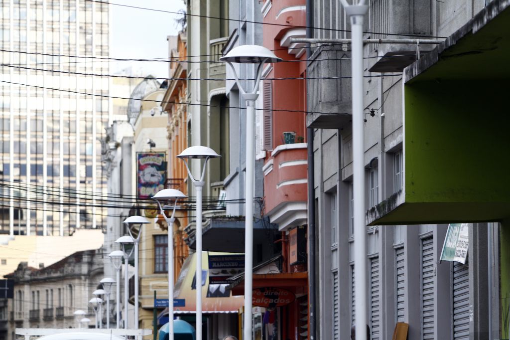 Riachuelo em obras: rua maldita fascina curitibanos de todas as castas. | Daniel Derevecki/Gazeta do Povo