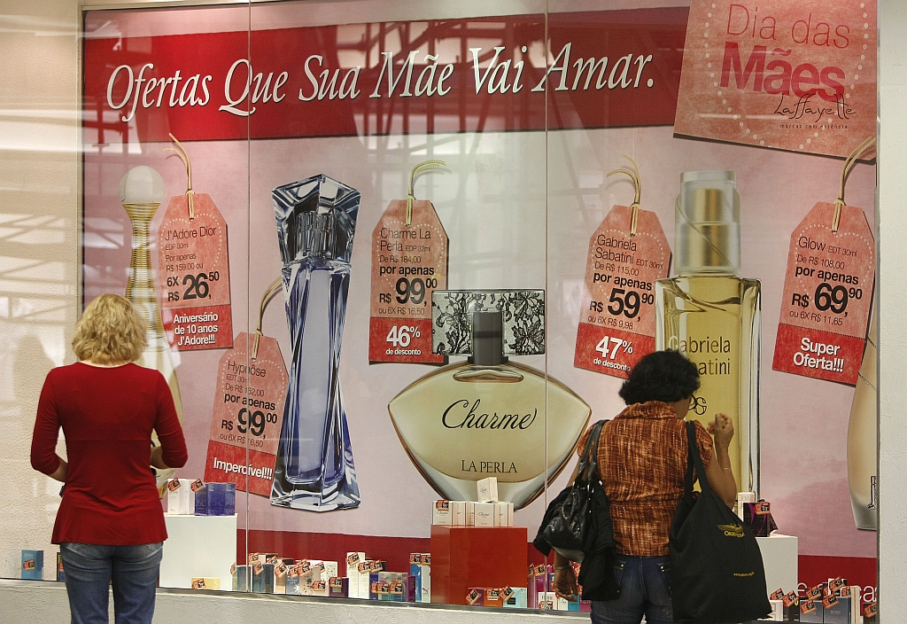 Para incentivar o gasto dos consumidores, os shoppings da capital paranaense voltaram a fazer promoções com o sorteio de carros | Valterci Santos/ Gazeta do Povo