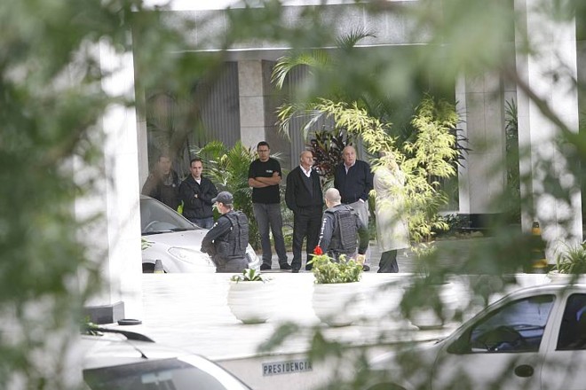 Policiais, promotores e funcionários aguardam as investigações em frente ao prédio da Assembleia Legislativa do Paraná |