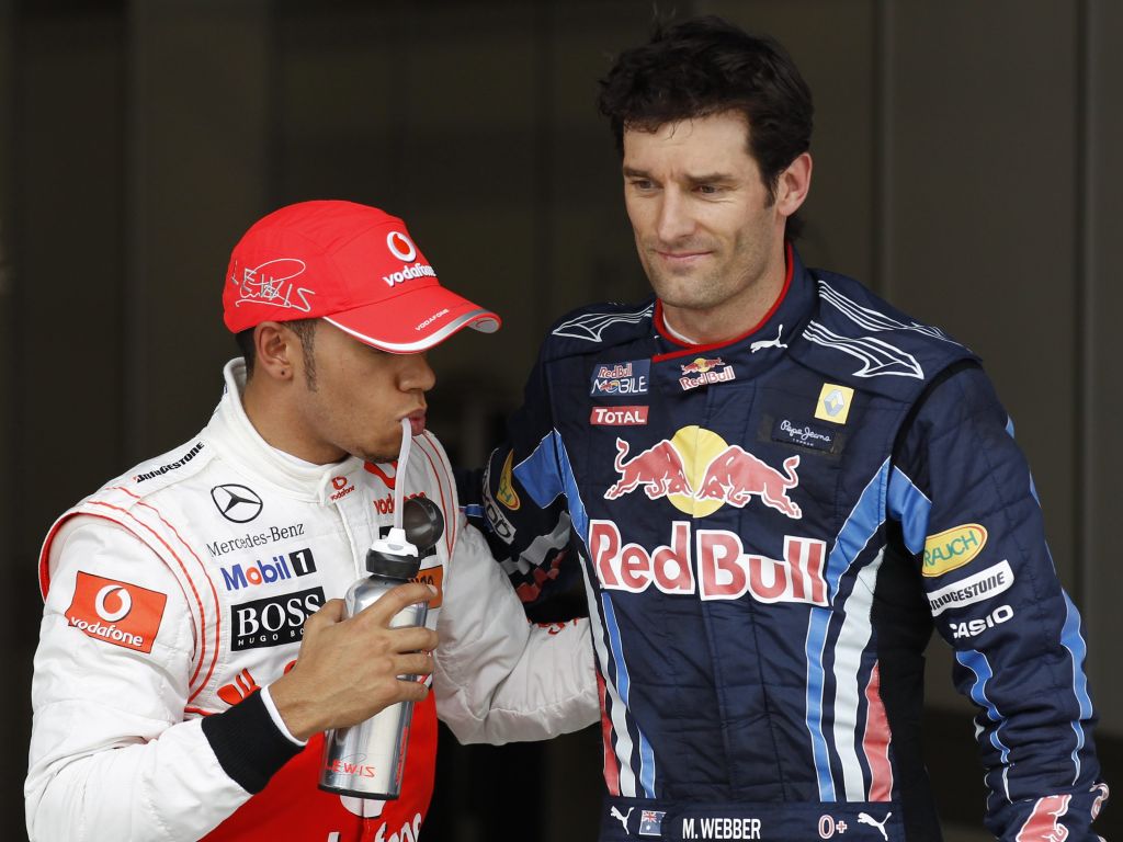 Lewis Hamilton, 2º colocado do grid, cumprimenta o pole position Mark Webber: favoristismo da Red Bull se confirma a cada prova | Murad Sezer/Reuters