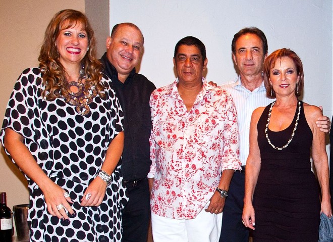 Os casais Eliza e Domingos Caporrino (à esq.) e Ninon e Heitor Dantas Filho com o cantor Zeca Pagodinho, atração do baile em comemoração ao Dia das Mães do Clube Curitibano |