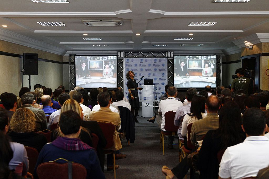 Evaristo Costa e Sandra Annenberg conversam via teleconferência com os participantes da Caravana de Jornalismo | Daniel Derevecki/Gazeta do Povo