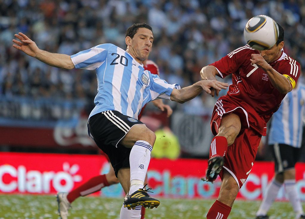 Máxi Rodríguez, autor de dois gols, em lance com Staltieri | Enrique Marcarian/ Reuters
