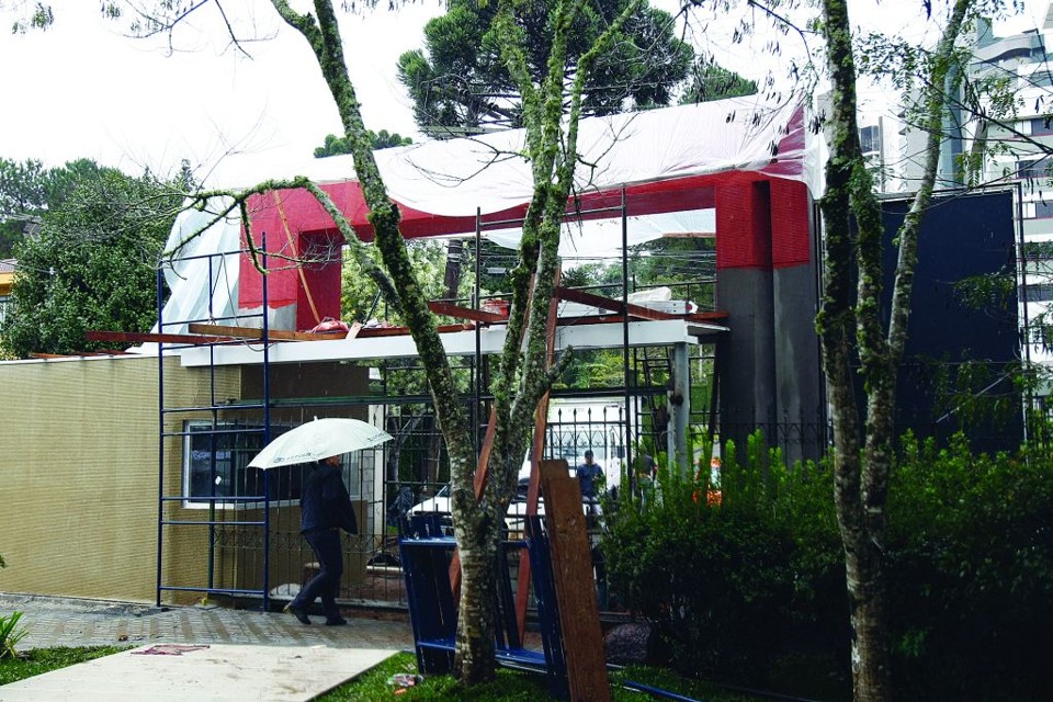 Entrada da Casa Cor Paraná 2010:  os últimos detalhes da obra estão sendo finalizados. A mostra abre ao público na sexta-feira | Jonathan Campos/ Gazeta do Povo