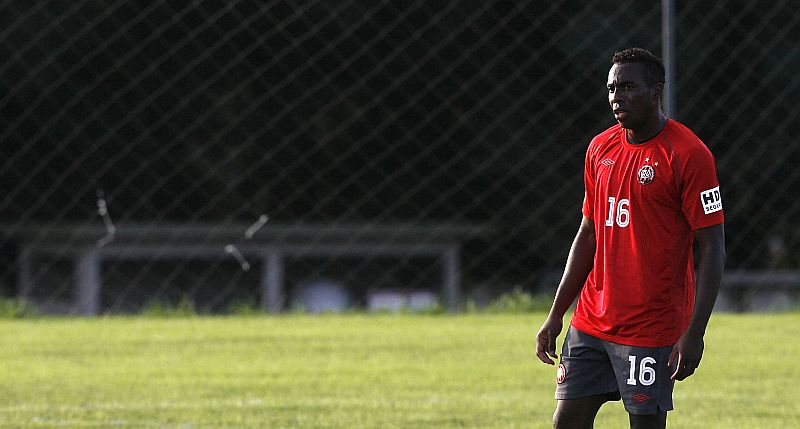 Zagueiro Manoel terá que cumprir quatro jogos de suspensão pela cabeçada e pelo pisão em Danilo do Palmeiras, que levou 11 de gancho por cusparada e ofensas racistas | Hedeson Alves / Agência de Notícias Gazeta do Povo