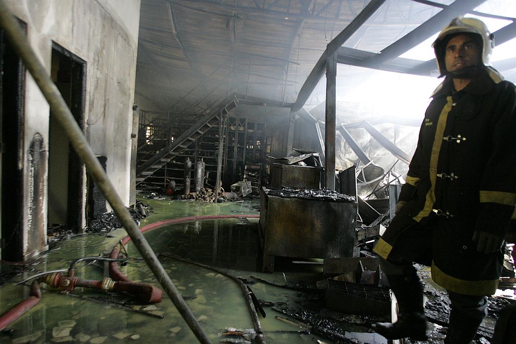 Bombeiro combate o incêndio no Butantan: sistemas de detecção de fumaça e de combate a incêndio já haviam sido solicitados | Nelson Antoine/Fotoarena/Folhapress