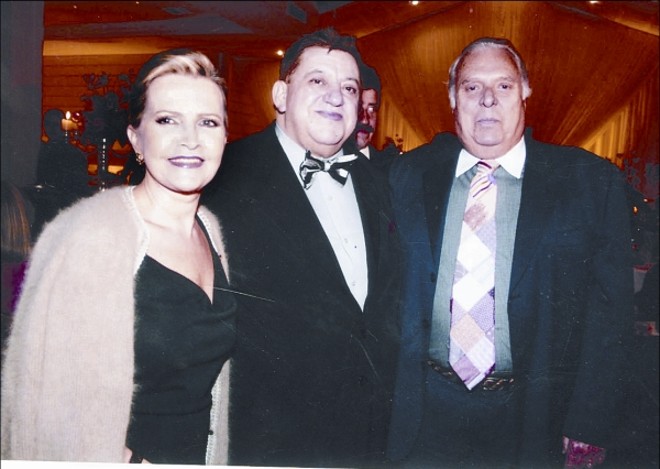 Regina e José Carlos Leprevost ladeiam o colunista |