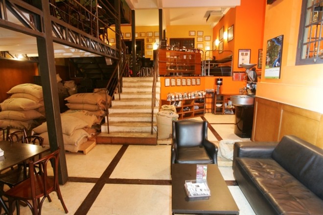 Sacas com grãos de café dispostos por toda a loja do Lucca Café, no Batel: aroma envolve os consumidores |