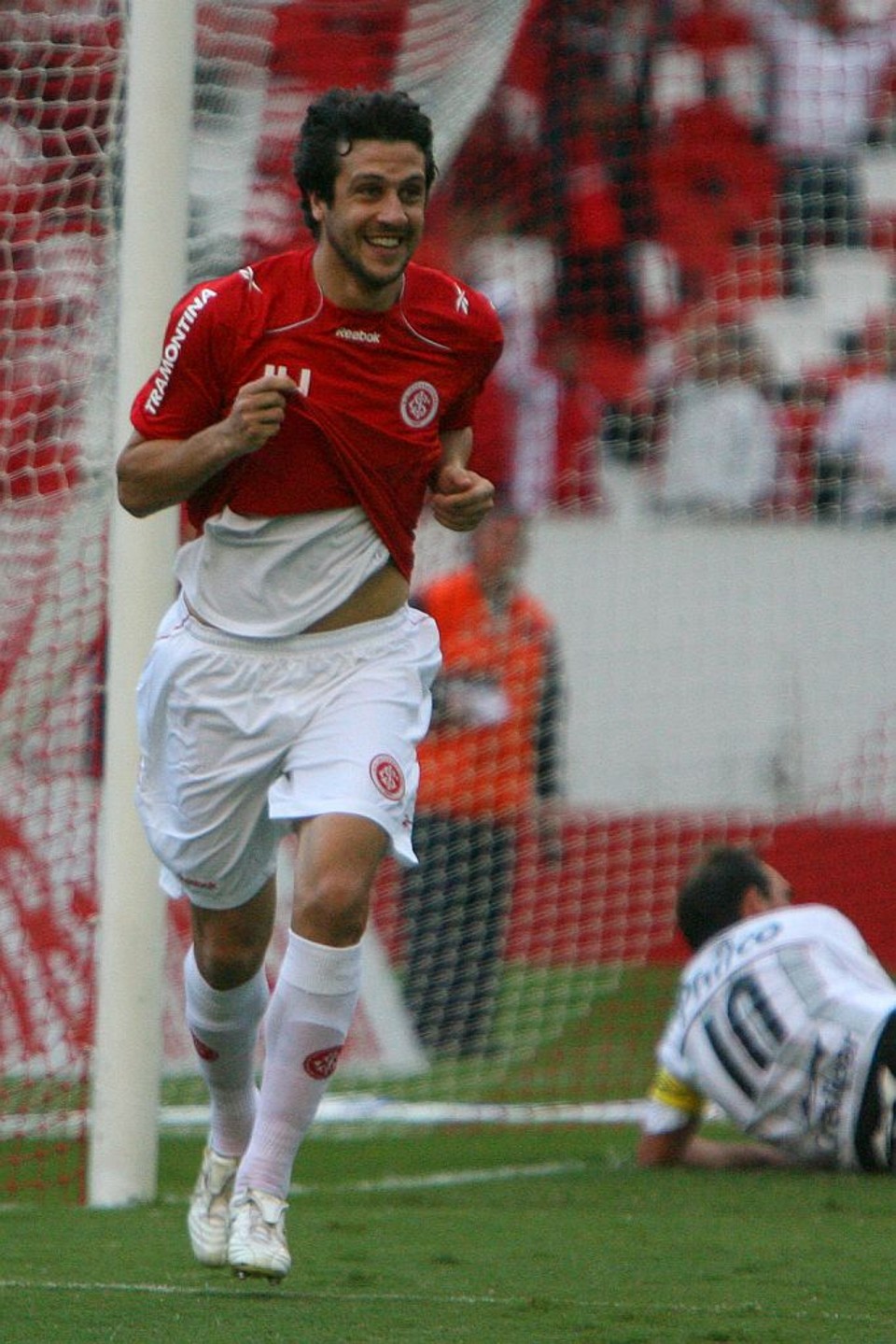 Sorondo comemora o gol do Internacional, com Paulo Baier caído ao fundo | Lucas Uebel Vipcomm