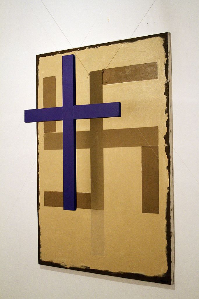 Farsa da Cruz, tela com a cruz cristã sobreposta à suástica, foi criada especialmente para a mostra por João Osório Brzenzinski | Daniel Derevecki/Gazeta do Povo