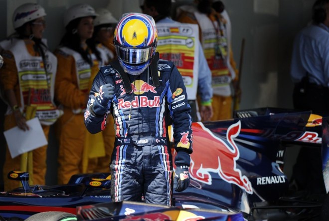 Mark Webber, 33 anos, comemora a pole. Ele foi o único a correr abaixo da casa de 1min20 (fez 1min19s995) |