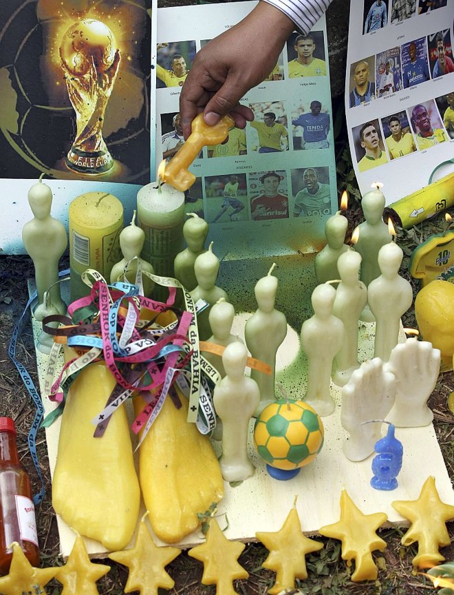 Saravá, Dunga! - O sobrenatural marcou presença ontem no CT do Caju. O folclórico pai de santo Chik Jeitoso tratou de dar uma forcinha para que a seleção vá bem na África, deixando um despacho com velas e a foto de cada um dos 23 jogadores em frente ao CT. Para o despacho ficar completo, faltou a foto de Dunga... |