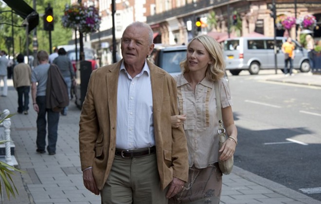 Os atores Anthony Hopkins e Naomi Watts em cena de