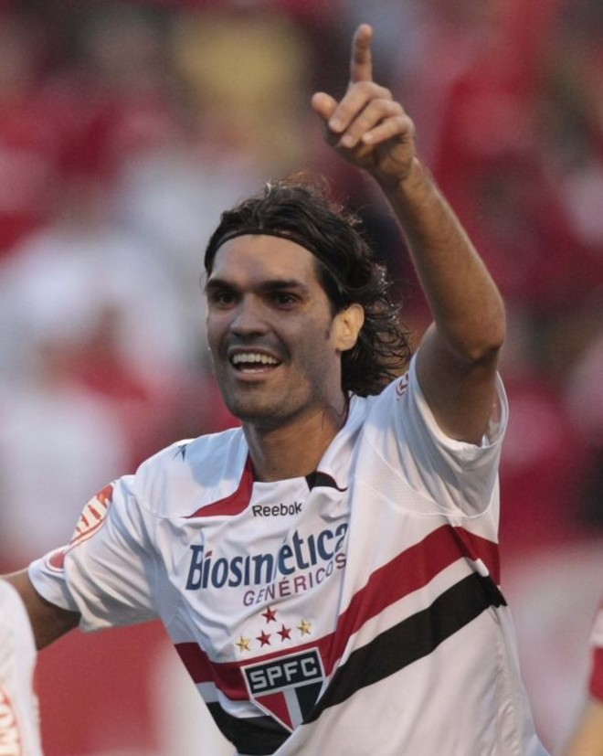 Fernandão marcou contra o seu ex-time, o Internacional, mas saiu aplaudido | 