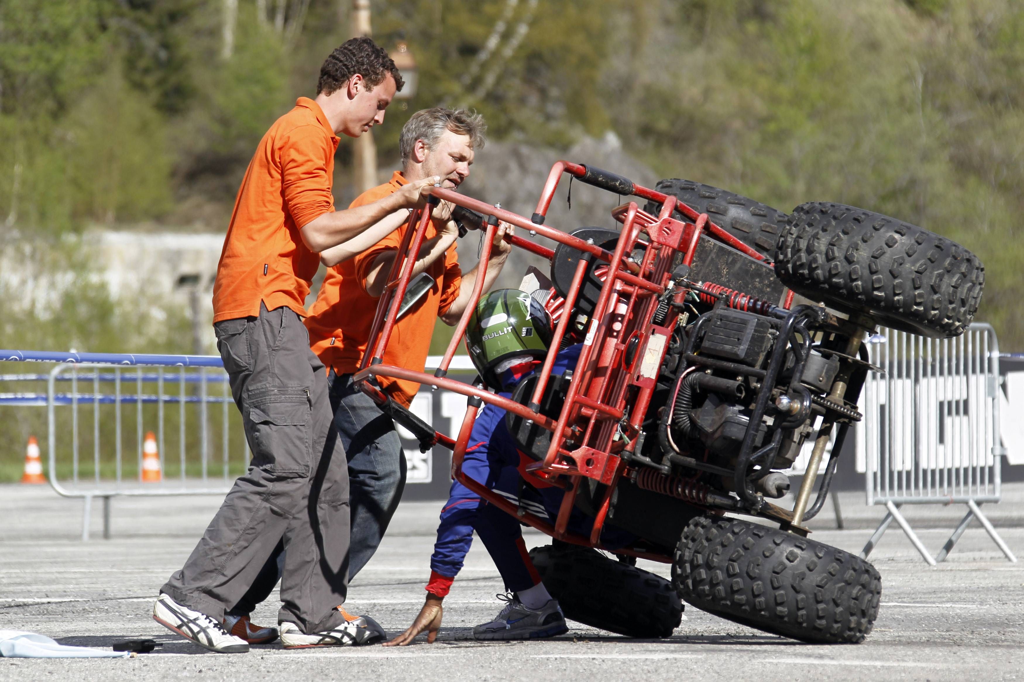 Equipe de apoio ajuda a desvirar buggy de Gallas | Charles Platiau / Reuters